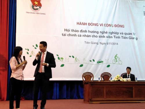  Ông Phương Tiến Minh - giám đốc cao cấp quản lý và phát triển chiến lược sản phẩm của Ngân hàng HSBC Việt Nam giao lưu với các bạn sinh viên